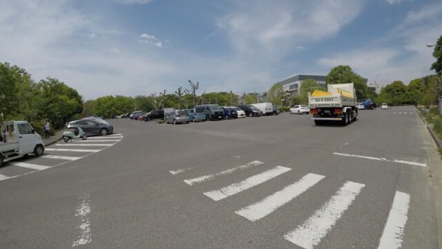 小幡緑地公園にある大駐車場の様子