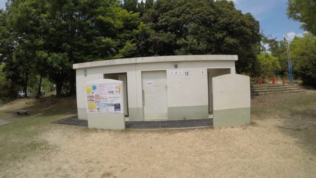 小幡緑地公園の遊具近くにある公衆トイレ