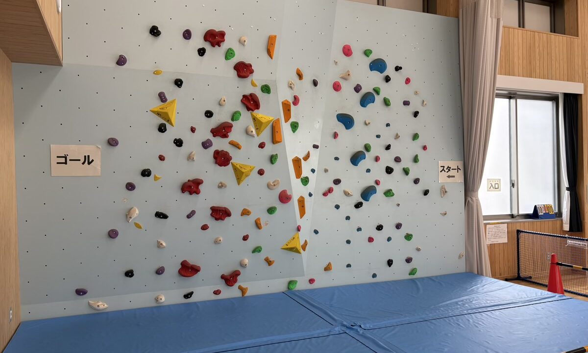 春日井市児童遊園のボルタリングコーナー