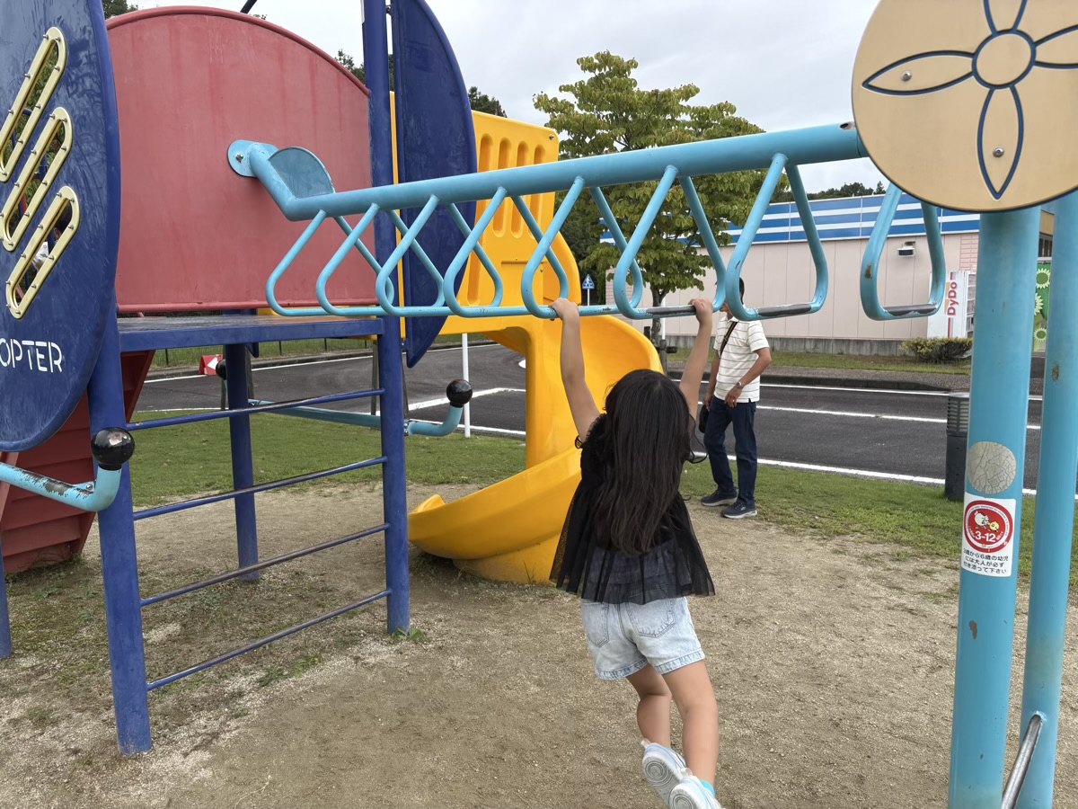 おもしろ自転車や複合遊具で遊ぶ様子