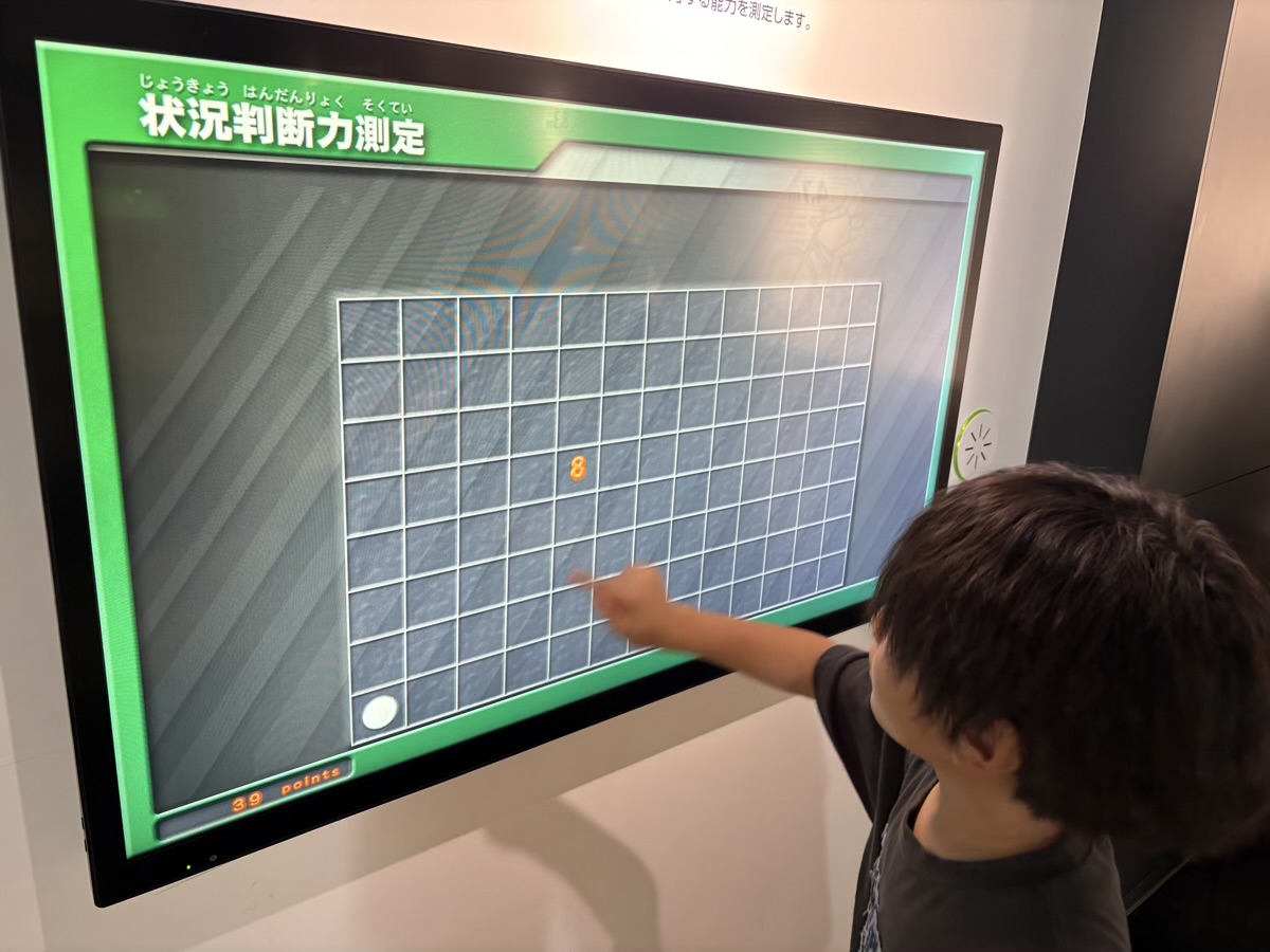 屋内のシアターや体験コーナーの様子