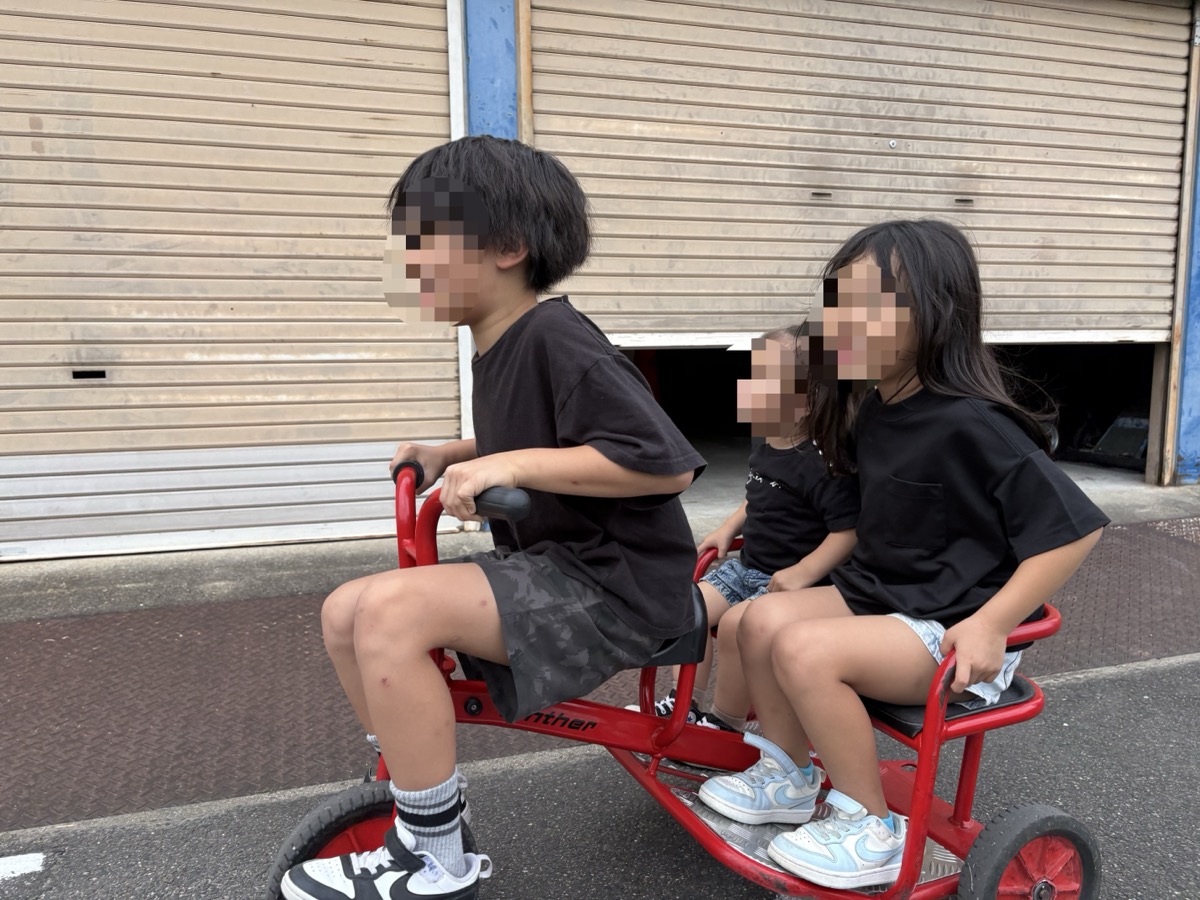 堀内公園の自転車遊具で遊ぶ様子