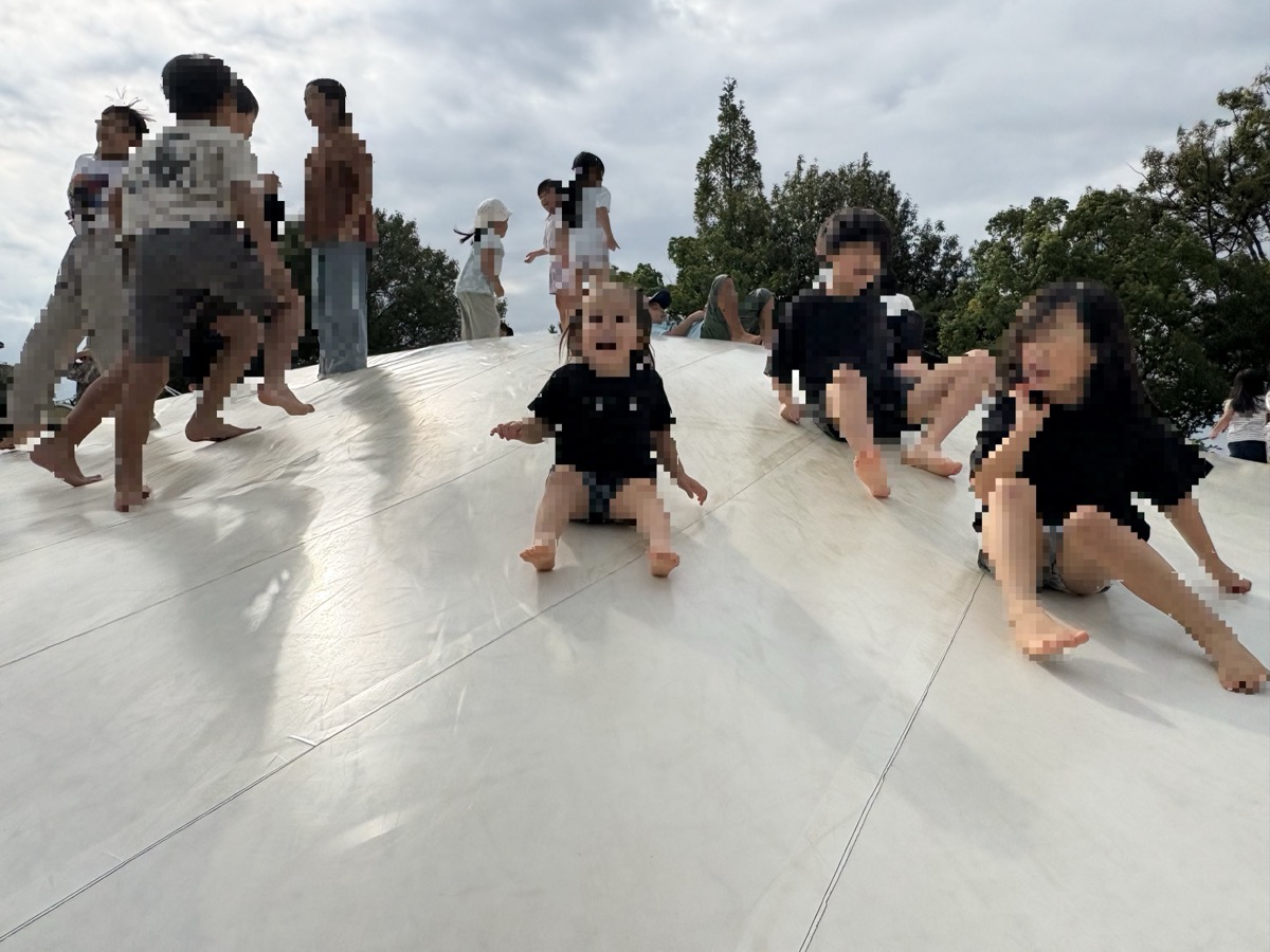 堀内公園のふわふわドームやサイクルモノレール、汽車で遊ぶ様子